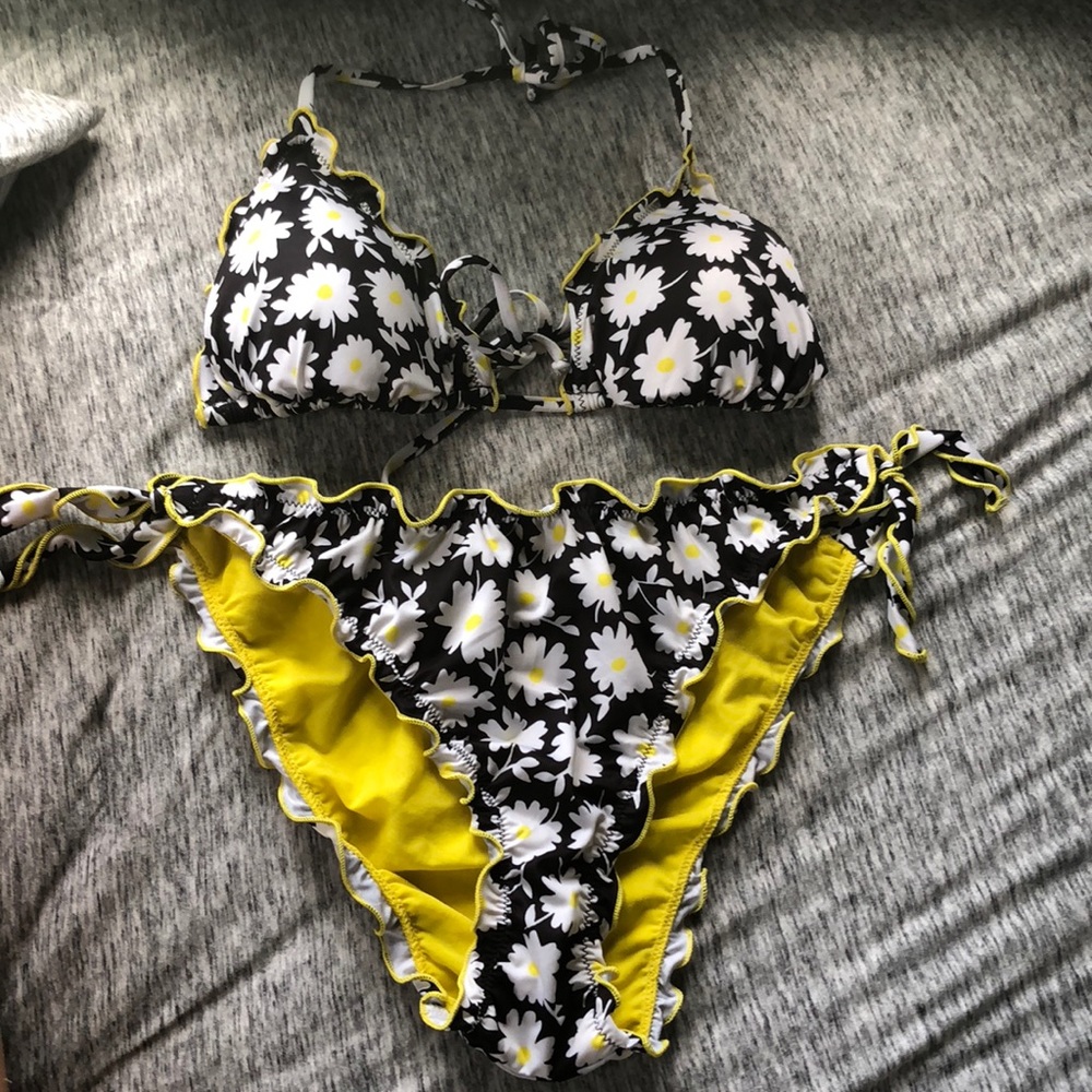 2BEKINI Daisy Ruffle bikini (NWOT)